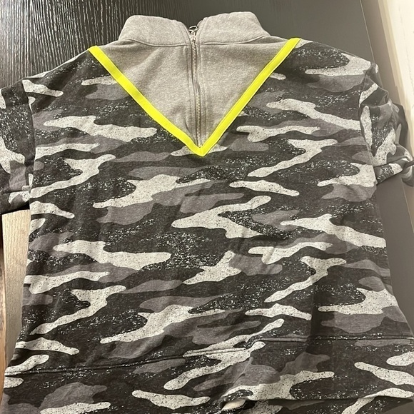 𝅺flirtitude active camo shirt - Picture 2 of 2